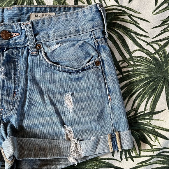 SOLD✨ H&M • Boyfriend Distressed Jean Shorts - Picture 4 of 10